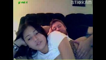 gordito asiático da un webcam show con su novio