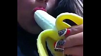 Minha ex namorada chupando uma banana