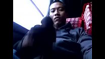 gay indonesio jerking al aire libre en autobús
