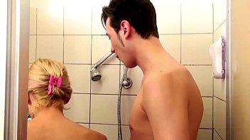Belle-mère allemande aide dans la douche et séduit pour la baise