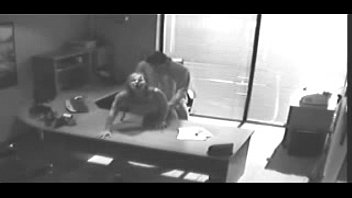 Caméra de sécurité Films Sex At Office On Desk