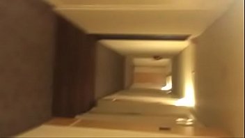 Desfilando pelos corredores e elevador do Hotel so de calcinha