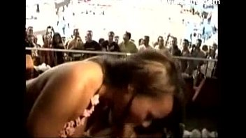 Los espectadores miran al chico follar a la chica en el estadio deportivo