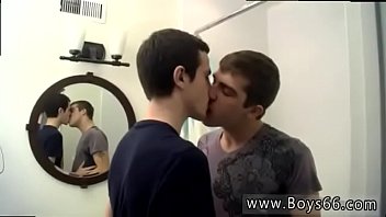 Des jeunes gars nus se masturbent gay Tous les deux se boivent