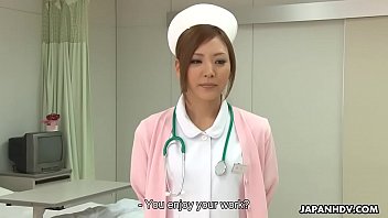 Сногсшибательная японская медсестра получает кримпай после того, как ее грубо долбят в киску