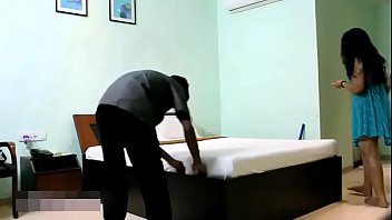 Bhabhi indiano em lingerie azul provocando o jovem funcionário do serviço de quarto