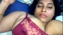 Индийская брюнетка мастурбирует игрушкой грудью только для развлечения.