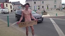 chico francés completamente desnudo en la vía pública después de perder una apuesta
