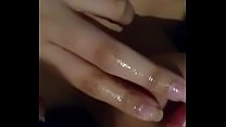 Er saugt seine Finger mit seinen Flüssigkeiten