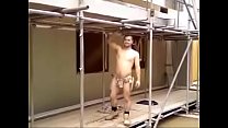 trabajador de la construcción se desnuda