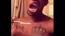Denim de picona se brosser les dents | Homme noir se brosser les dents | coq de monstre