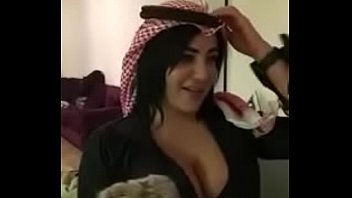 セクシーなアラブの女の子は彼女が彼女の服を脱ぐ方法を見る