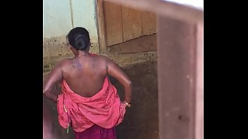 Show de banho de nudez bhabhi na vila de Desi capturado por uma câmera escondida