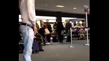 Schauspieler Bronson Pelletier b. im Flughafen pinkeln