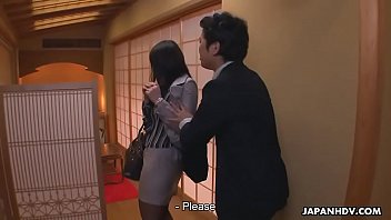 Die japanische Sekretärin wird von ihrem Chef im Restaurant benutzt