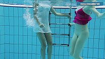 Heiß gekleidete Teenager im Pool