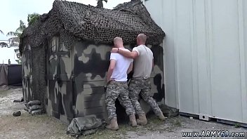 Munto per storie di spermatozoi militari e uomini dell'esercito nero nudo si masturbano