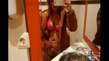 Возбужденная блондинка в общественном туалете ищет секса