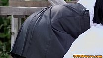Des salopes britanniques du CFNM se branlent devant une paire de mecs
