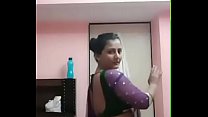 Busty pooja bhabhi seducente danza