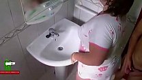 A garota gorda de pijama de cachorrinho fode no banheiro ADR0066