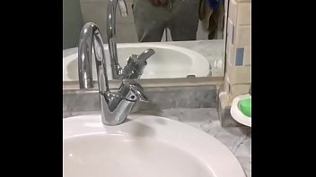 Giovani twink di egitto Cumming in bagno