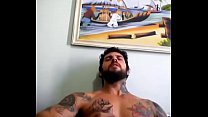 Горячий парень с татуировками показывает свои мускулы и показывает хуй перед вебкамерой