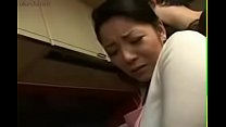 Heiße japanische asiatische Stiefmutter fickt sie in der Küche