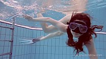 Роксалана Чеч занимается подводным плаванием в бассейне