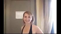 Femme amateur chaude est venue habillée pour se faire baiser dans un hôtel