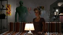 MOM La casalinga solitaria riceve una profonda sonda dall'alieno su Halloween