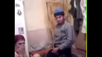 プッシーMAで彼女のセクシーなホットガールフレンドをファックするイランの村の少年