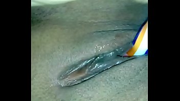 Charapita se masturbando com escova