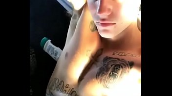 Justin Bieber sensualizes showing his tattoos!