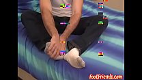 El sexy vaquero Jeff se masajea los dedos de los pies y se masturba