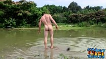 El chico en forma Elijah Knight masturbándose al aire libre cerca de un lago
