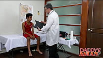Doctor misura il culo di un paziente con il suo cazzo