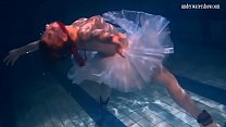 Bulava Lozhkova com uma gravata vermelha e saia debaixo d'água