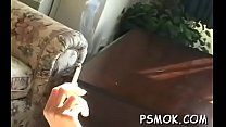 Elegante bombón fuma un cigarro