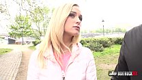 Die verspielte Blondine Crystal Caytlin mag Sex in der Öffentlichkeit