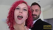 Redhead UK teen brutalmente sbattuta e gola scopata