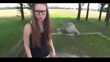 Teen allemande avec des lunettes baise dehors - jetztfickmich.com