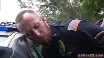 Gli uomini della polizia gay succhiano il cazzo Serial Tagger viene catturato nell'Atto
