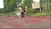 Худенькую французскую шлюшку трахнули в тройничке на теннисном корте в любительском видео