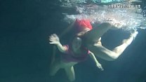 Zwei heiße Lesben berühren sich unter Wasser. Schulmädchen der jungen Mädchen sind im Pool nackt. Junge Nudisten ..