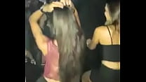 Brunette sexy nel night-club