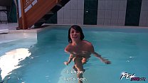 Morena com o peito achatado em uma piscina pública POV
