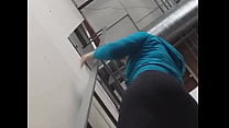 Девушка в обтягивающих леггинсах спускается по лестнице