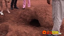 Perv Africano em um buraco para ver porra