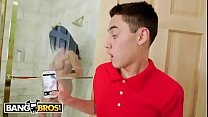 BANGBROS - Juan El Caballo Loco espía a su madrastra milf en la ducha